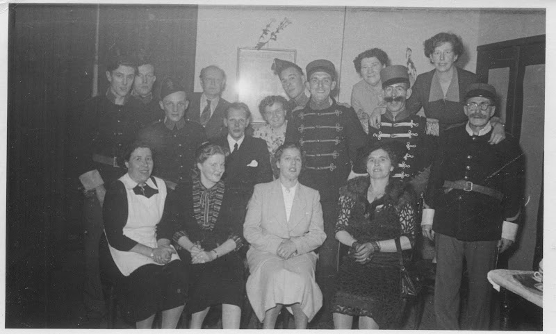 Klik voor foto in apart venster dirk_van_den_broek_1916_2011__staand_2de_van_rechts_met_snor_en_pet.jpg